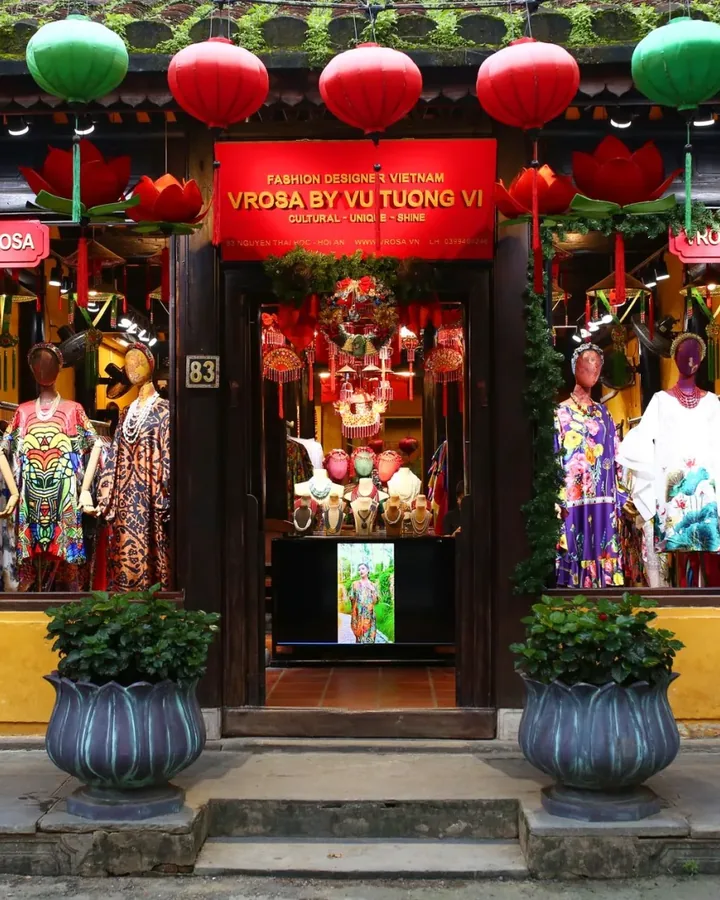 Áo thun nhiều màu trên kệ